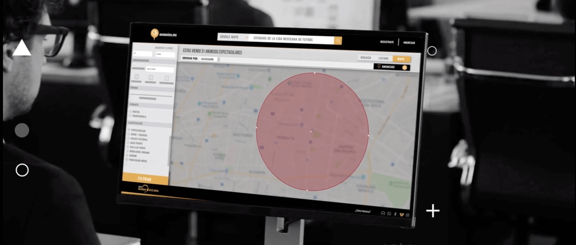 Foto portada, persona mirando el sitio de OS en la computadora