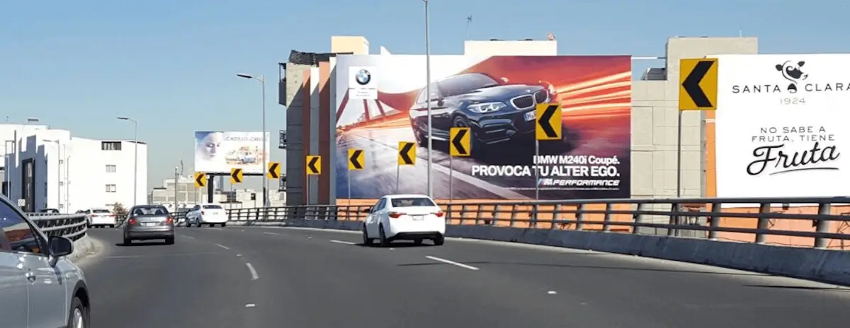 Serie de espectaculares en distintos soportes vistos desde puente vehicular