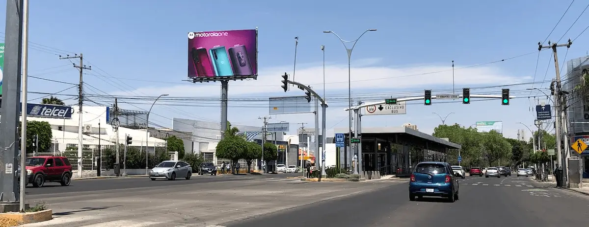 Espectacular unipolar visto desde avenida
