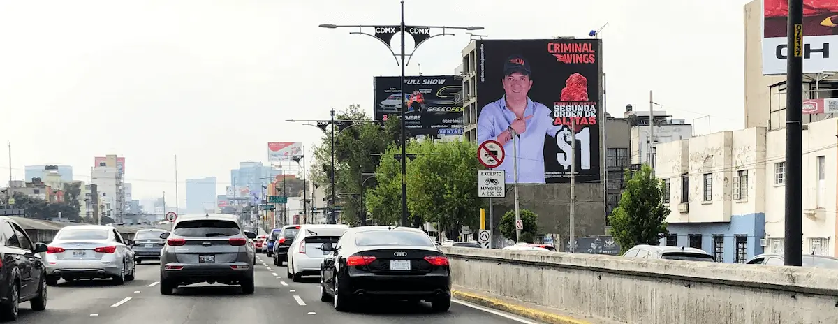 Muro espectacular visto desde puente vehicular